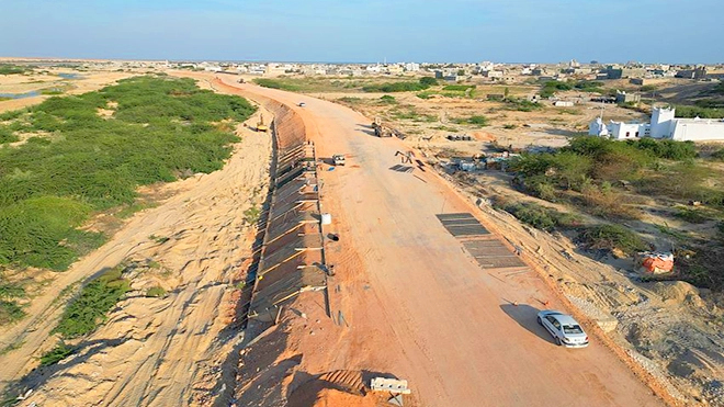 تواصل أعمال الحماية الجانبية لطريق الشاحنات في مدينة الغيظة